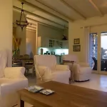 Villa The Royal Oak Otzias